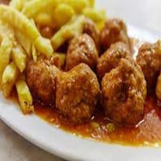 Ración De Albóndigas Con Patatas