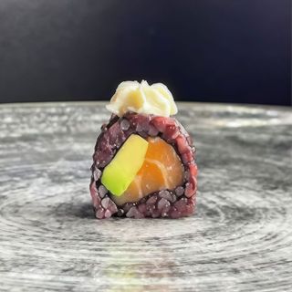 51. Uramaki Arroz Negro Con Salmón Y Agucate (8 Pzs.)