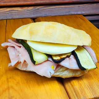 Panino con mortadella, pecorino romano e zucchine grigliate