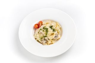 Паста феттуччине с курицей и грибами