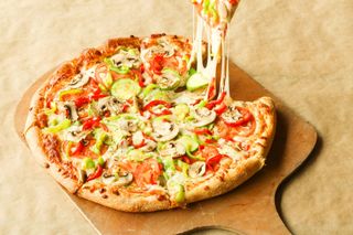 პიცა ბოსტნეულით და ყველით