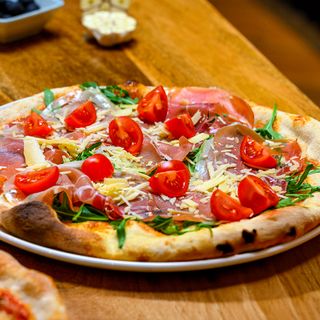 Pizza prosciutto crudo, rucola si rosii Ø 28cm