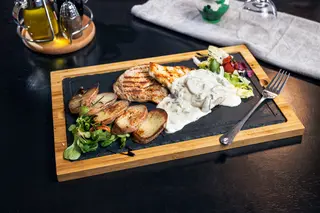 Duo din piept de pui cotlet de porc cu sos de ciuperci