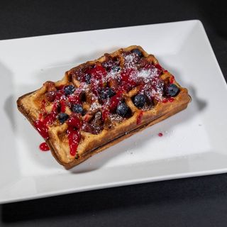 Waffles fara zahar cu dulceata de capsuni si afine