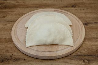 Czebureki z wieprzowiną, serem i pomidorami