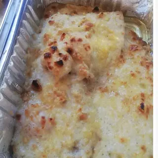 Merluza Gratinada con Gambas, Almendras y patatas fritas.