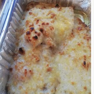 Merluza Gratinada con Gambas, Almendras y patatas fritas.