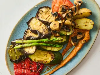 Parrillada de Verduras con Salsa Romesco