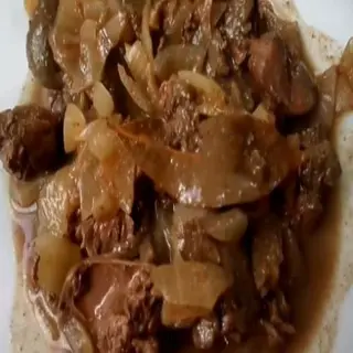 Ternera Con Cebolla Salteadas