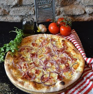Pizza Carbonara Blanca Mediana (35 cm.)