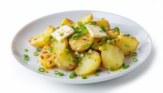 Cartofi zdrobiți cu unt și ceapă verde