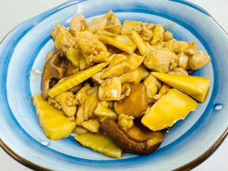 54 Pollo saltato con funghi e bambù