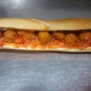 Bocadillo Albóndigo XXL  41cm(1ud) Excelente Bocadillo con Albóndigas Exquisitas + Salsa y  Pimientos de la Huerta + Patatas fritas