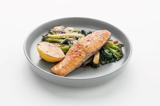 Стейк из лосося под соусом терияки