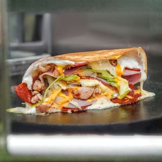 Палачинка с фета сирене, маслини, домати, градинска салата и риган