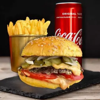 Cheese Burger Com Batata Frita E Bebida