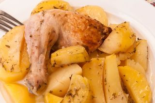 79. Пилешко месо с картофи (700г)