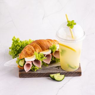 Kanapka Croissant i Lemoniada 