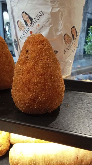 Arancino di riso, carne, piselli e provola