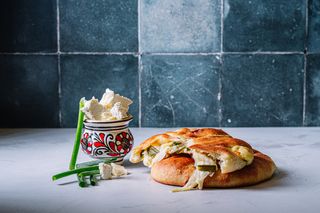 Palanet cu brânză și Cozi de Ceapa verde