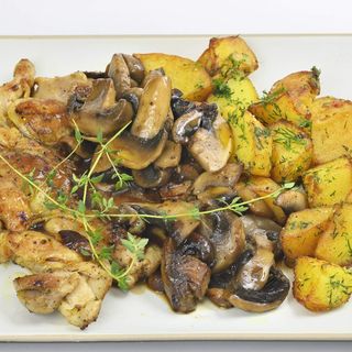 Пилешка пържола с рагу от гъби и  картофи соте (370г)