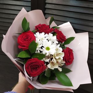 Czerwona róża z białą chryzantemą + dodatki.