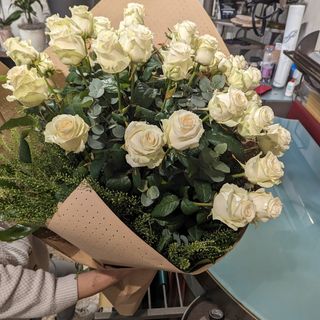 Purezza: mazzo di 12 rose bianche