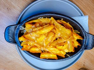 Cartofi prajiti cu parmezan si usturoi