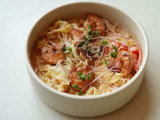 Паста помодоро з креветкою