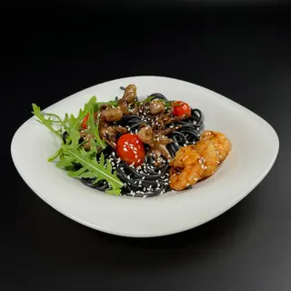 Чорна паста з восьминогами та тигровими креветками