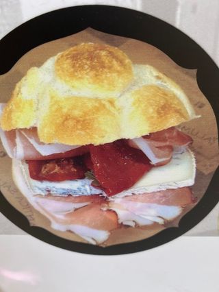Panino con speck, gorgonzola e pomodoro sott'olio
