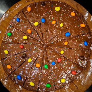 Base di pizza con Nutella e M&M'S