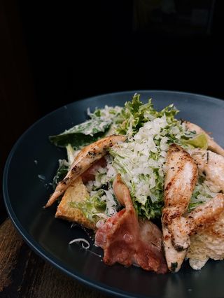 Салат Цезар з куркою та беконом