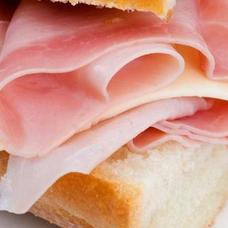 Tostada De Tomate Rallado Con Queso Y Pavo