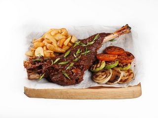 Лопатка ягняти з чорносливом в соусі BBQ (1200g)