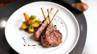 Cotlet de berbecuț la grătar