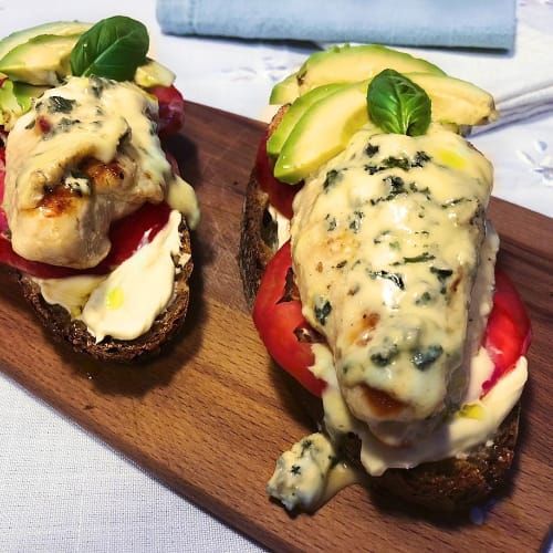 Tosta De Solomillo De Cerdo Con Brie Y Cebolla Confitada