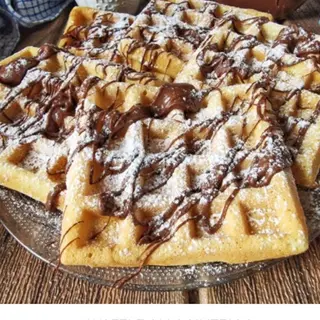 Waffle con kiwi, banana, fragole e galak cioccolato bianco