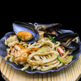 Yaki udon con misto di mare