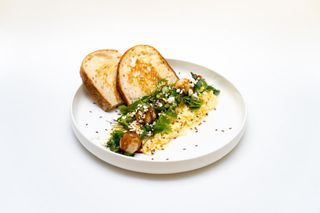 Скрембл с митболами из индейки с зеленью 