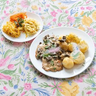 Polędwiczki wieprzowe w sosie grzybowym z dodatkami do wyboru