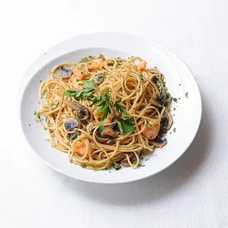 Tagliatelle Ajo Con Champiñones Y Gambas