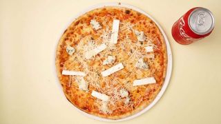 Pizza Quattro Formaggi + Coca Cola 0,33