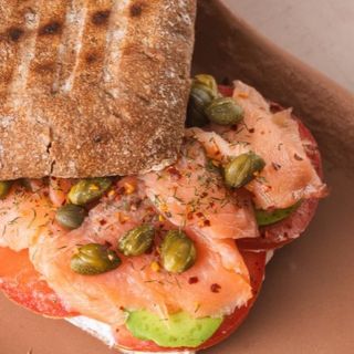 Sándwich de salmón ahumado con aguacate