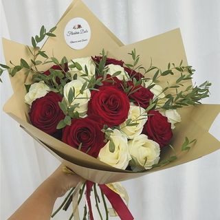 Buchet trandafiri albi si rosu