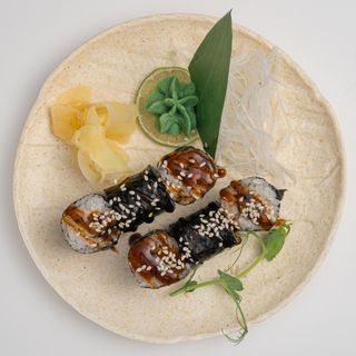 Мини ролл с угрем и огурцом