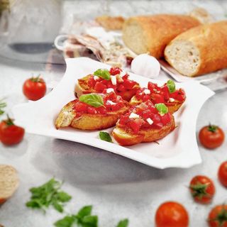 Bruschete cu roșii, sos de busuioc și parmesan