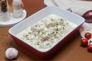 Oala cu piept de pui cu sos emmentaler 800gr