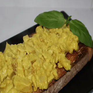 Tosta de pollo y salsa curry