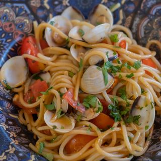 SPAGHETTI ALMEJAS Y TOMATE CHERRY